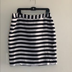 Worthington black & white pencil skirt. Size 14.